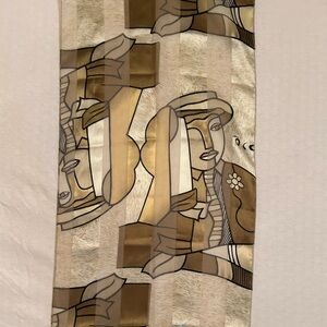 This scarf’s motif is representative of Picasso’s art.